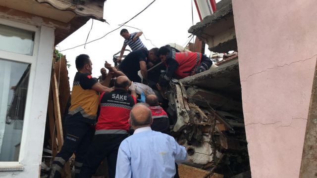 Sakarya’nın Hendek ilçesinde freni patlayan kamyon eve girdi: